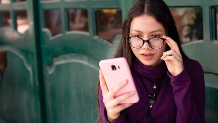 <strong>スマホやパソコンはできるだけ目の高さに上げる</strong>